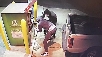 ملثمان يسرقان آلاف الدولارات من ماكينة «atm» في لحظات وسط ذهول الشرطة