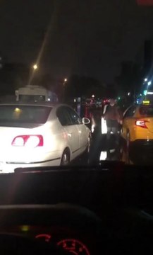 TAKSİCİ, TARTIŞTIĞI SÜRÜCÜNÜN YOLUNU KESTİ; OTOMOBİLİN CAMINI YUMRUKLADI, KÜFÜRLER YAĞDIRDI