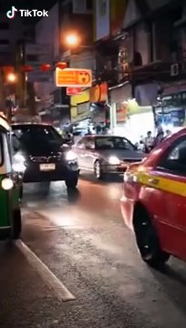 Bị ô tô húc từ phía sau, bố vội ôm con nhảy khỏi xe