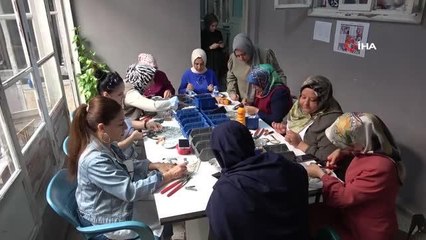Mikro mozaikler takı ve çantalarda hayat buluyor