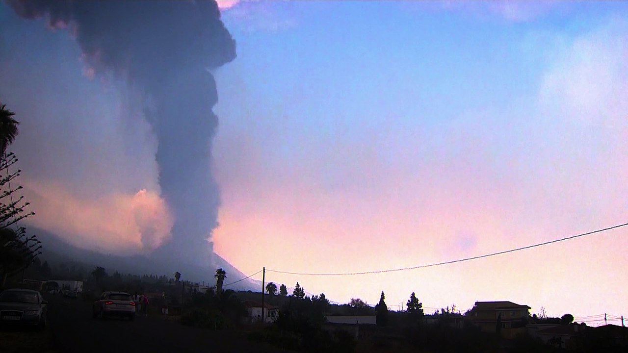 Schwefelgeruch über La Palma: Neuer Schlot spuckt Asche und Rauch