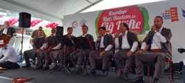 Esenler'deki festivalde 5 ton çiğ köfte, 15 ton nar ve 1 ton badem ikram edildi