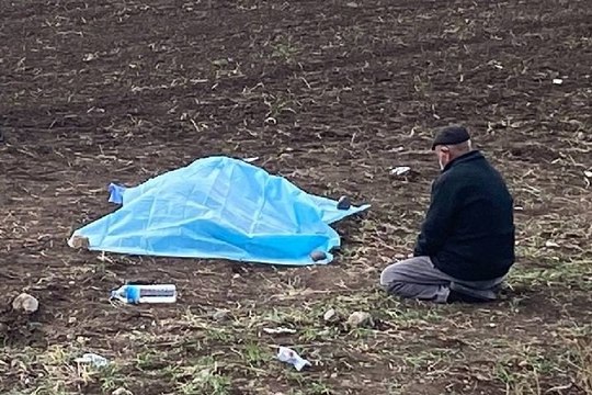 Kazada ölen kızının başından ayrılmadı