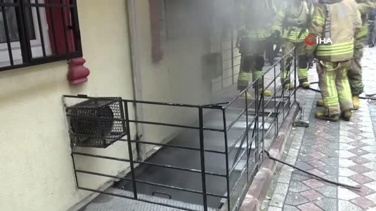 Teksil atölyesinde yangın paniği: İtfaiye erleri dumandan etkilenen kediye kalp masajı yaptı