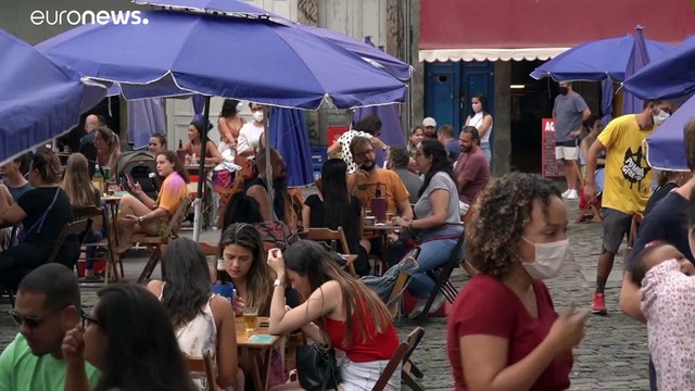 Las playas se llenan tras el anuncio de que la COVID está bajo control en Río de Janeiro