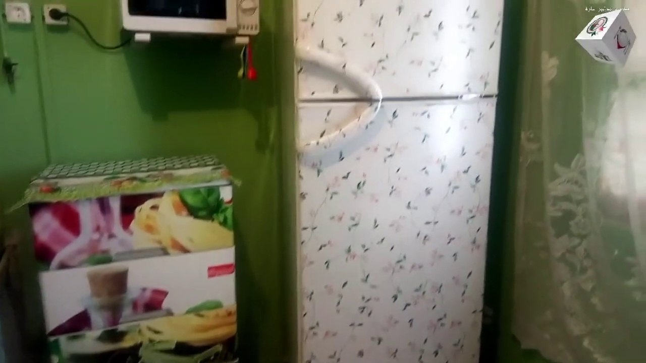 عندك ثلاجة مصدية دخلي تشوفي طريقة تجعلها جديدة باقل التكاليف (طريقة تركيب الستيكر )مع روتين خفيف