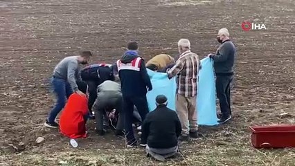 Acılı baba kazada ölen kızının cesedinin başından ayrılmadı