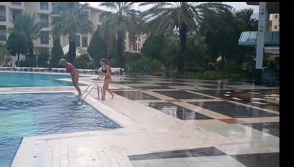 Een paar weggehaald Ze gingen met noodweer en storen en harde regen het buitenzwembad in. in 2013