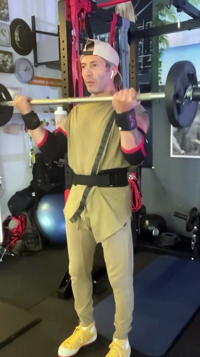 —Gear : @bodyengineersSupplement : @xxlnutritionVilain Wraps : @tuffwraps_uk —Happy Friday Everyone ! —Salut la famille, j’espère que vous allez bien ? Voici mon entraînement Dos, Biceps, ABS de ce vendredi après-midi.‍♀️Bon entraînement à tous