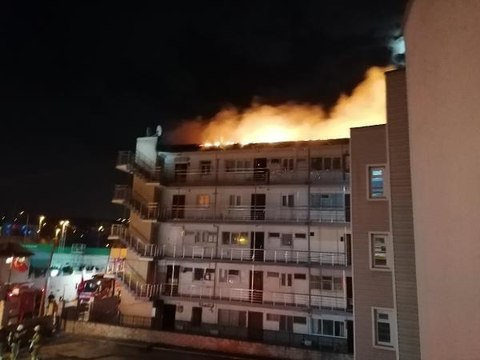 KUMBURGAZ'DA YAZLIK SİTEDEKİ BİNANIN ÇATISI ALEV ALEV YANDI
