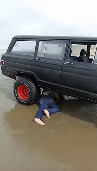 INTRÉPIDOS ingresan con camionetas 4X4 al raz del mar y por poco terminan AHOGADOS en COATZACOALCOS