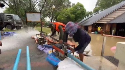 อ่วม! น้ำท่วมทางรถไฟ ปิดทางสถานีกุดจิก วัดพระนอน น้ำสูงขึ้น เร่งดันน้ำออก