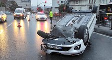 Beyoğlu’nda otomobil takla attı, trafik yoğunluğu oluştu