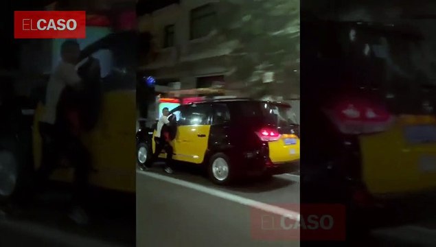 Ladrón surfista: intenta robar a un taxista y acaba arrastrado por el vehículo