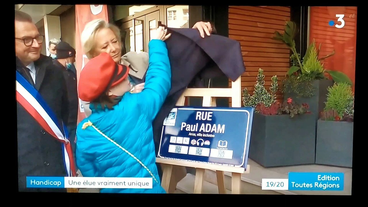 Éléonore Laloux décorée de l'ordre national du Mérite par la Secrétaire d’État auprès du Premier ministre en charge des personnes handicapées,