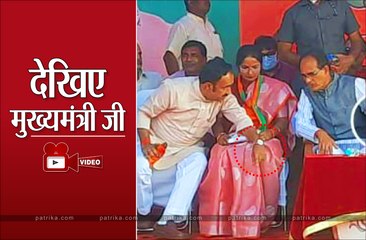 सतना : मुख्यमंत्री के सामने मंत्री की हरकत