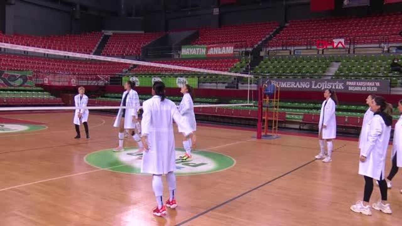İZMİR-Hekimler ve voleybolcular meme kanserine dikkat çekti