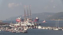 ÇANAKKALE - Dev platform taşıyan gemi Çanakkale Boğazı'ndan geçişine başladı