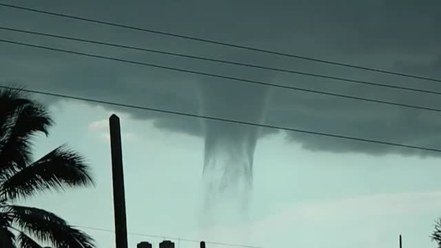 Espectacular tromba marina en Cuba