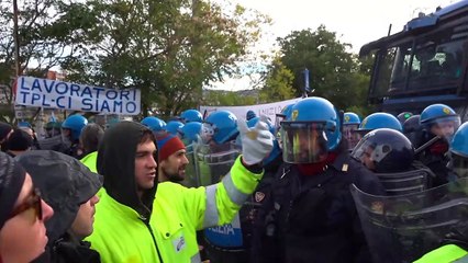 Download Video: Trieste, cariche della polizia contro i manifestanti no Green Pass