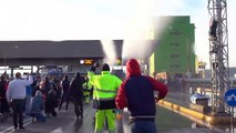 Trieste, la polizia aziona gli idranti per disperdere i manifestanti no Green Pass