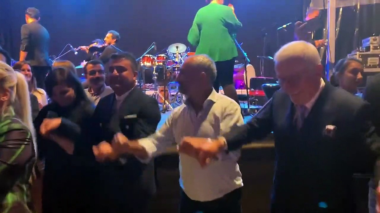 İsmail Küçükkaya, "Bu görüntü çok konuşulur" diyerek paylaştı: Ertuğrul Özkök ve İsmail Saymaz, Kardeş Türküler eşliğinde halay çekti