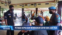 Polisi di Trenggalek Bagikan Sayur & Lauk Bagi Lansia Peserta Vaksinasi