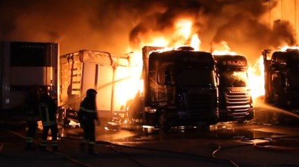 Montefredane (AV) - In fiamme deposito di azienda trasporti (18.10.21)
