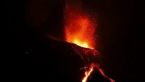 El volcán de La Palma sigue rugiendo de noche: explosiones y coladas de lava