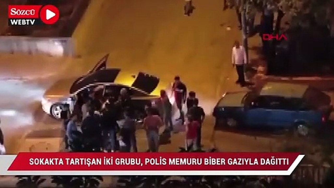 Sokakta tartışan iki grubu, polis memuru biber gazıyla dağıttı