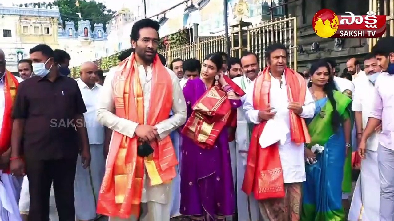 మోహన్ బాబు వెనుక మంచు లక్ష్మి, విష్ణు అల్లరి చూడండి