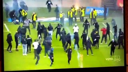 Slovaquie : Des supporters de deux clubs entrent sur la pelouse en plein match pour se battre !