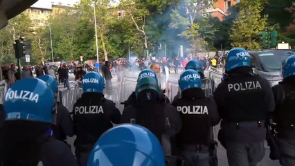 Tải video: Trieste, la polizia lancia i lacrimogeni contro i manifestanti no Green Pass