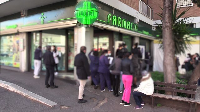 Green pass, in fila per il tampone: E' piu' sicuro del vaccino