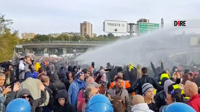 Green Pass, Polizia sgombera il porto di Trieste: idranti e lacrimogeni sui manifestanti (18.10.21)