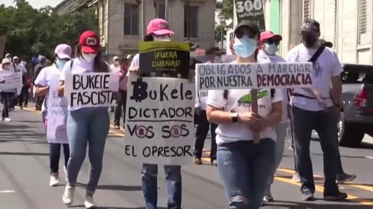 Miles de personas protestan contra el gobierno de Bukele en El Salvador