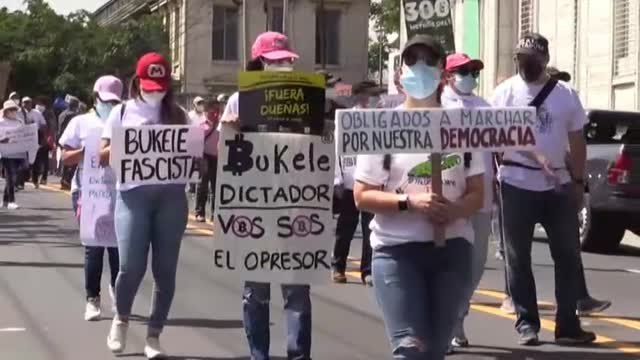 Miles de personas protestan contra el gobierno de Bukele en El Salvador