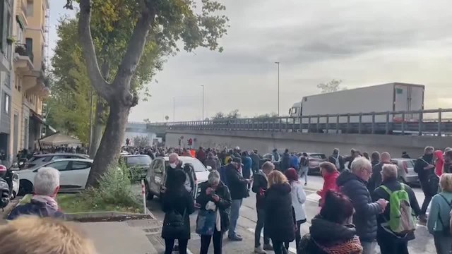 Green pass, Trieste: polizia spara lacrimogeni