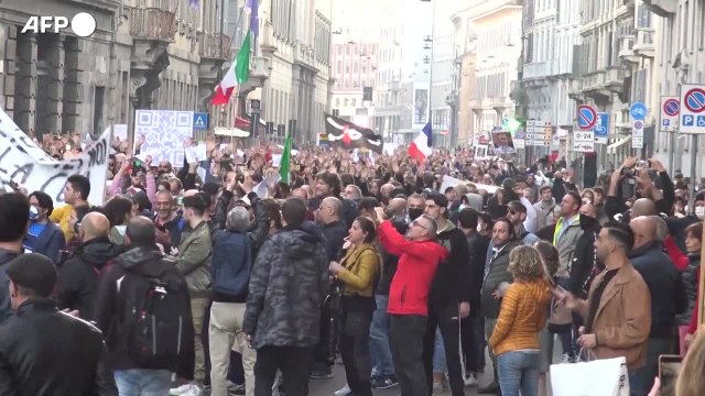 Covid, due arresti e denunce per il corteo dei No Green pass a Milano
