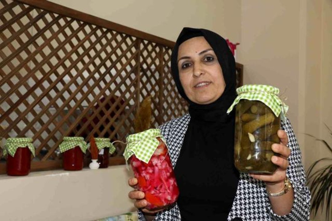 Abla kardeş azim ettiler, kendi imkanlarıyla turşu dükkanı açtılar