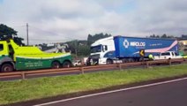 Caminhão quebrado deixa trânsito lento na BR-277 em Cascavel