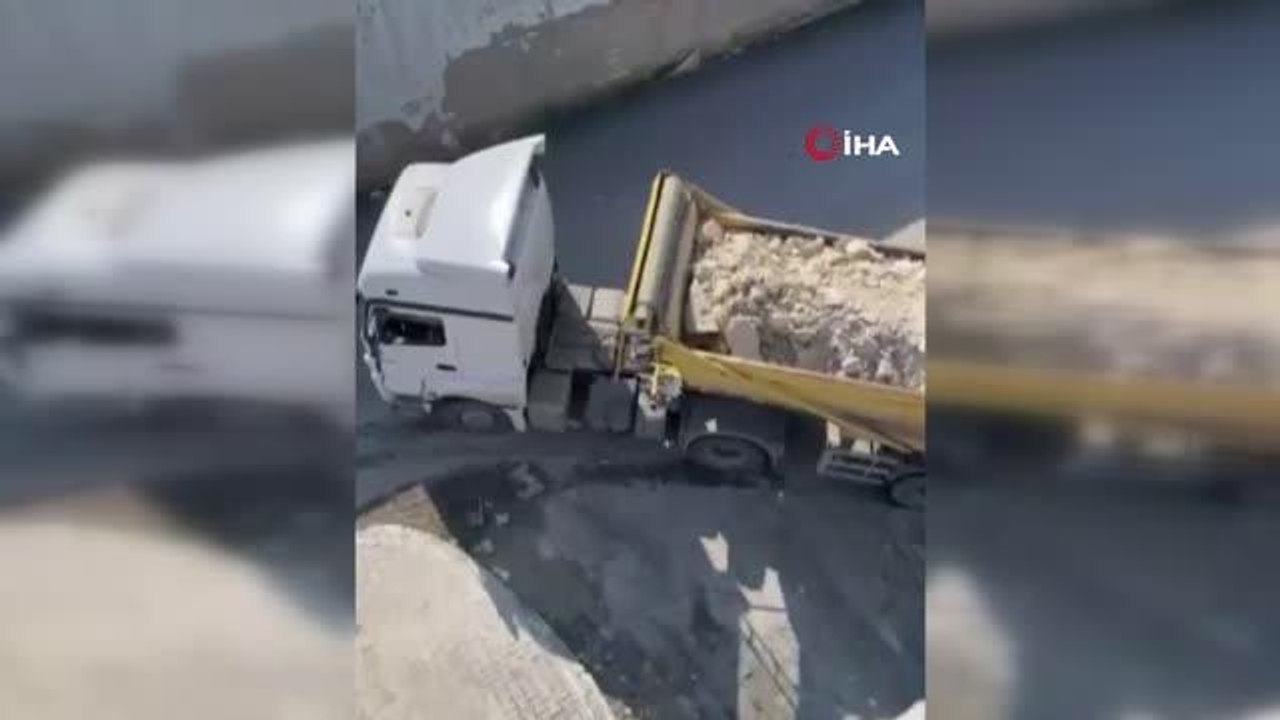 Yolun ortasına hafriyat döküp kaçtı...Olay anı kamerada