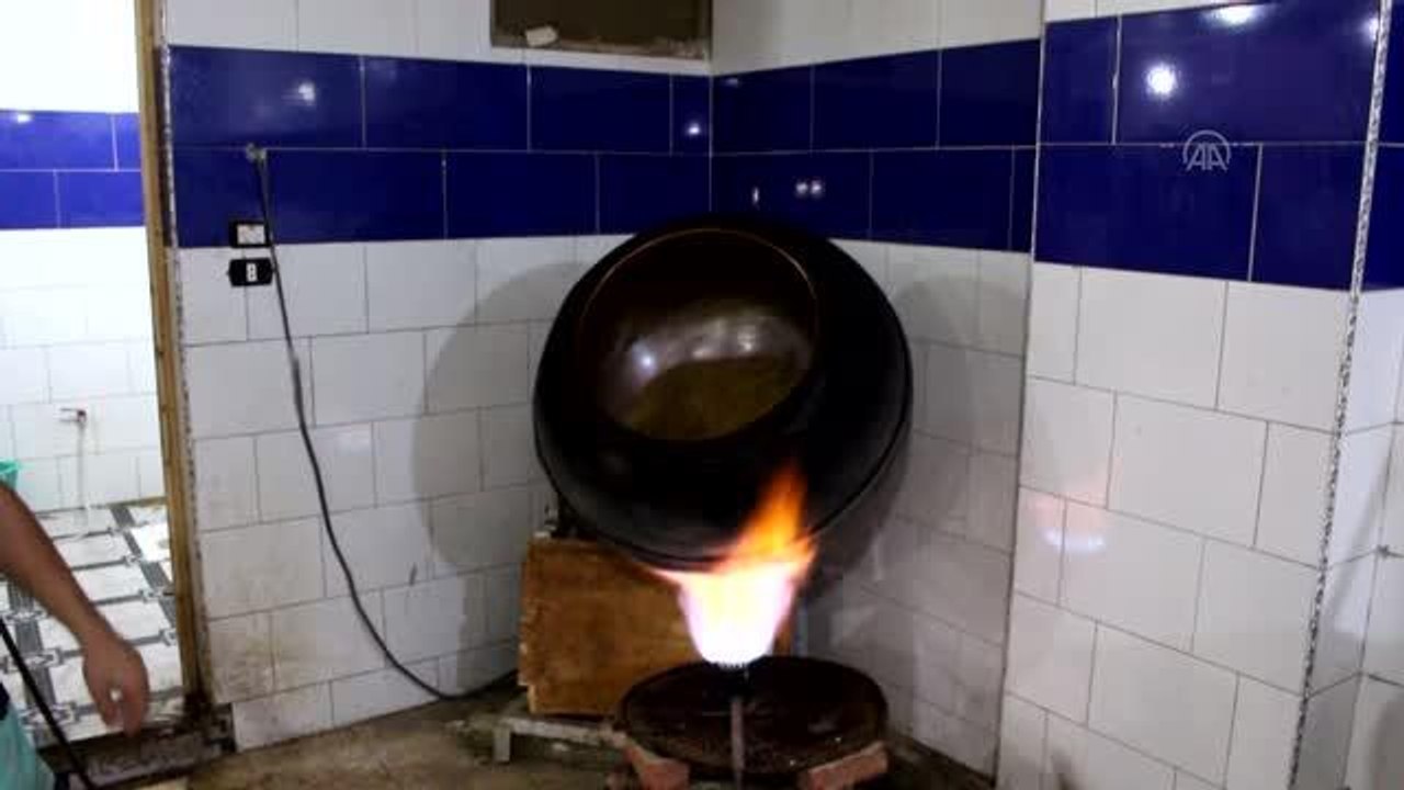 EL FEYYUM - Mısır'da Mevlit Kandili kutlamaları kapsamında hazırlanan tatlılar ilahiler eşliğinde satılıyor