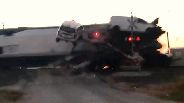 Etats-Unis : un semi-remorque coincé sur les rails violemment heurté par un train