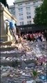 El momento en el que vandalizan el monumento en honor a las víctimas del Covid19 en Plaza de Mayo