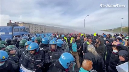 No Green pass, sgombero a Trieste: la polizia usa idranti e lacrimogeni