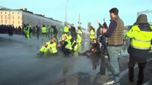 La policía italiana utiliza cañones de agua para tratar de dispersar a un par de centenares de manifestantes