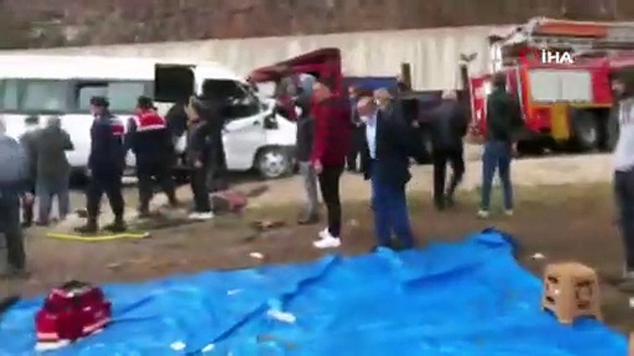 Kamyonetle minibüs çarpıştı: 1 ölü, 12 yaralı