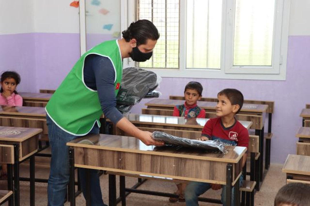 İHH'dan İdlib'deki ihtiyaç sahibi öğrencilere eğitim malzemesi desteği