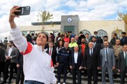 Olimpiyat şampiyonu Busenaz Sürmeneli'nin ismi öğrencisi olduğu üniversitenin spor salonuna verildi